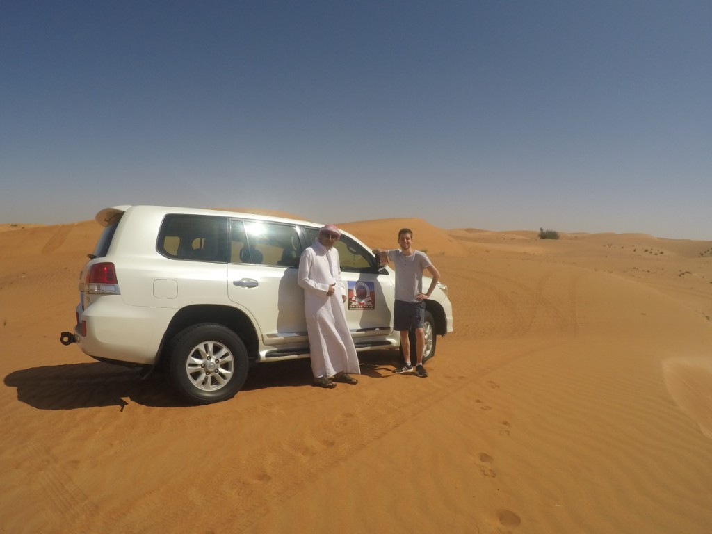 Guide vor Auto in Dubais Wüste