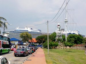 Kreuzfahrtschiff und Autos in Penang