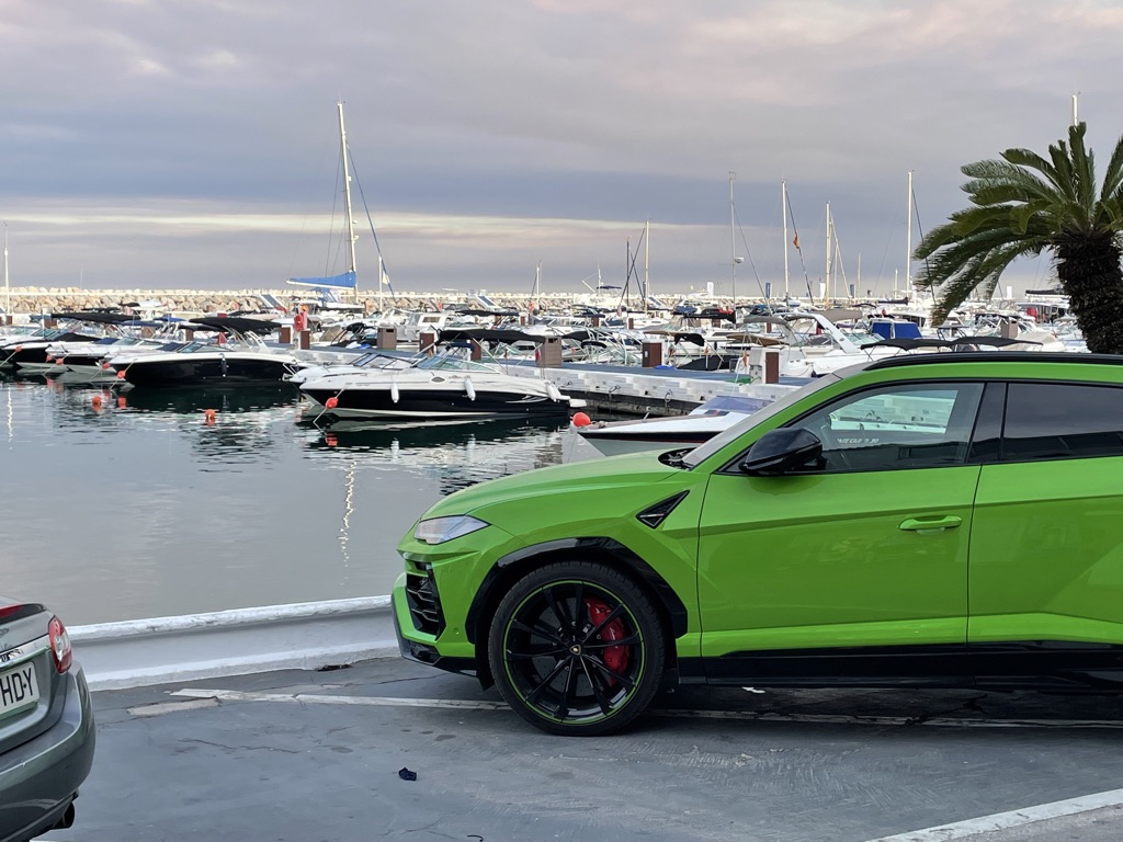 Teure Autos - im Yachthafen von Marbella ganz normal