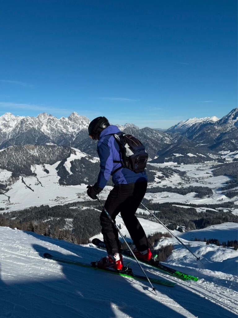 Ski-Fahrer im Skigebiet Saalbach-Hinterglemm-Leogang-Fieberbrunn