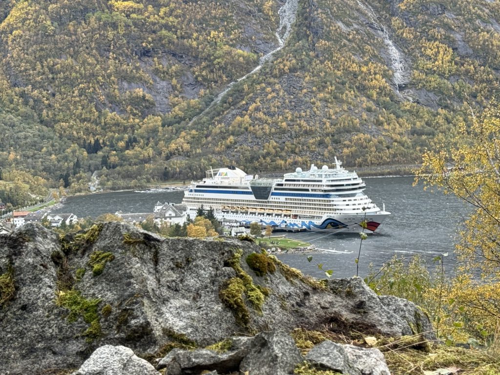 AIDA Sol im Hafen von Eidfjord (Norwegen)