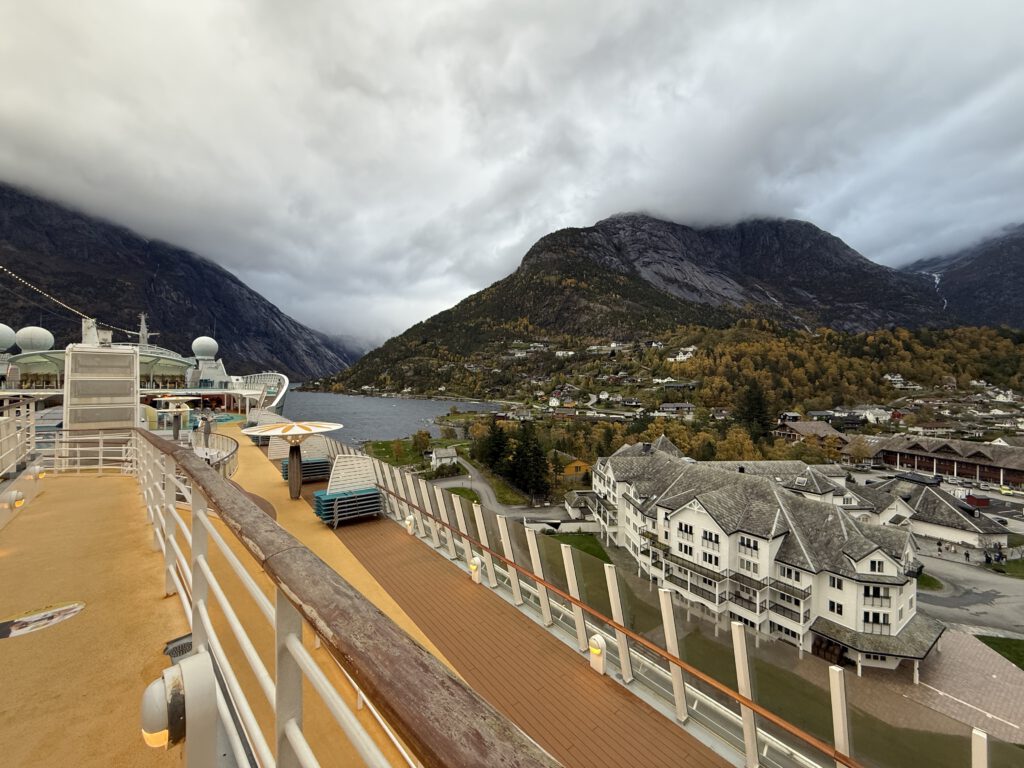Blick über Eidfjord vom Deck des Kreuzfahtschiffs