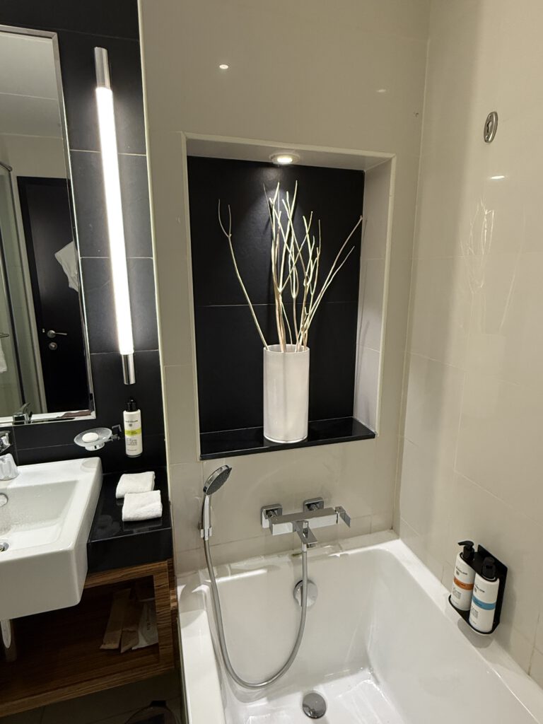 Badezimmer im Pullman Dubai Jumeirah Lakes Towers Hotel