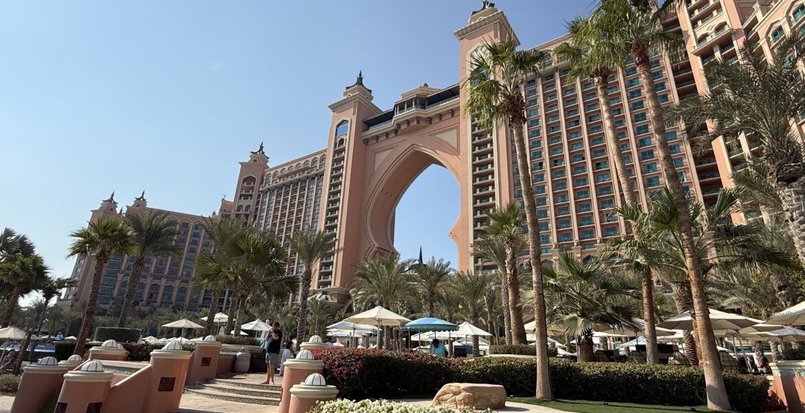 Pool und Strand des Atlantis The Palm Dubai