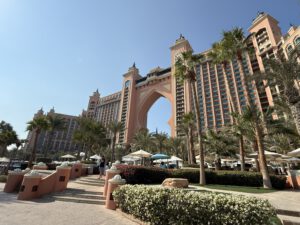 Pool und Strand des Atlantis The Palm Dubai