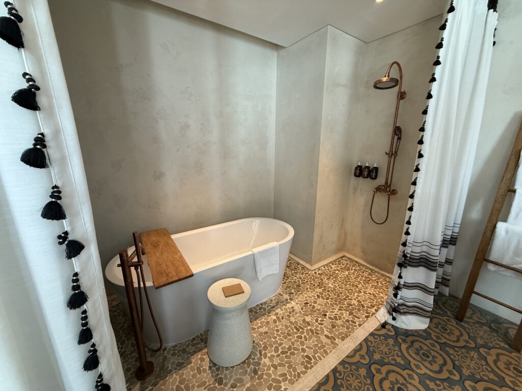 Bad im 25 hours Hotel Dubai