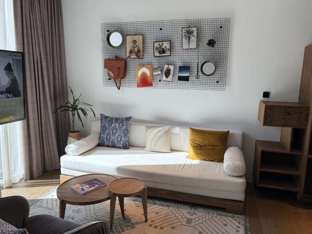 Sofa im 25 hours Hotel Dubai