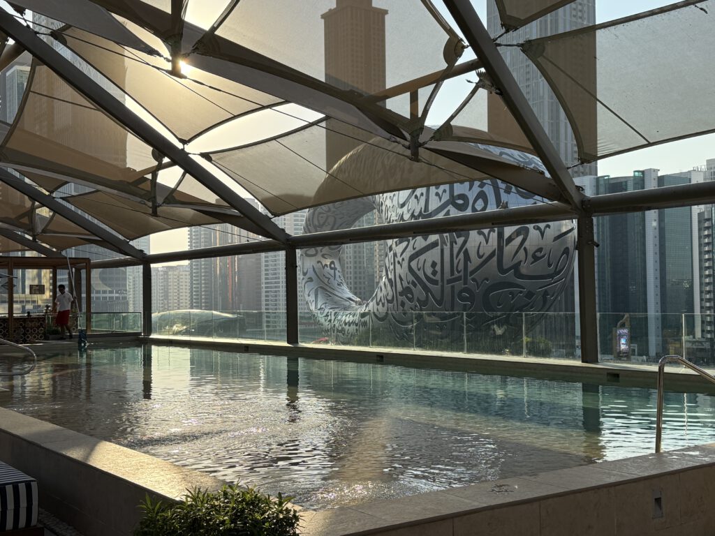 Pool auf dem Dach des Dubai 25h Hotel One Central