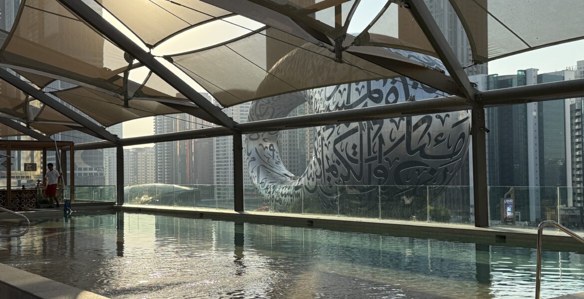 Pool auf dem Dach des Dubai 25h Hotel One Central