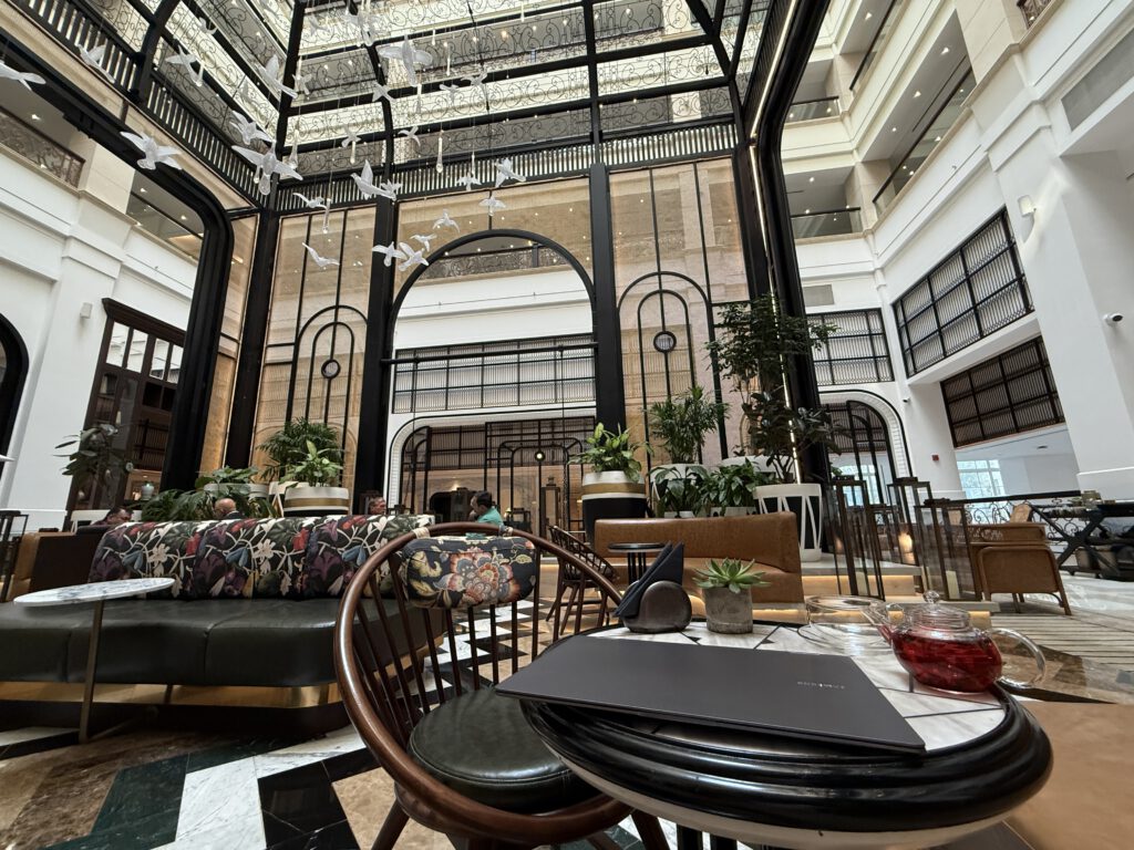 Café in der Lobby des Westin Mina Seyahi