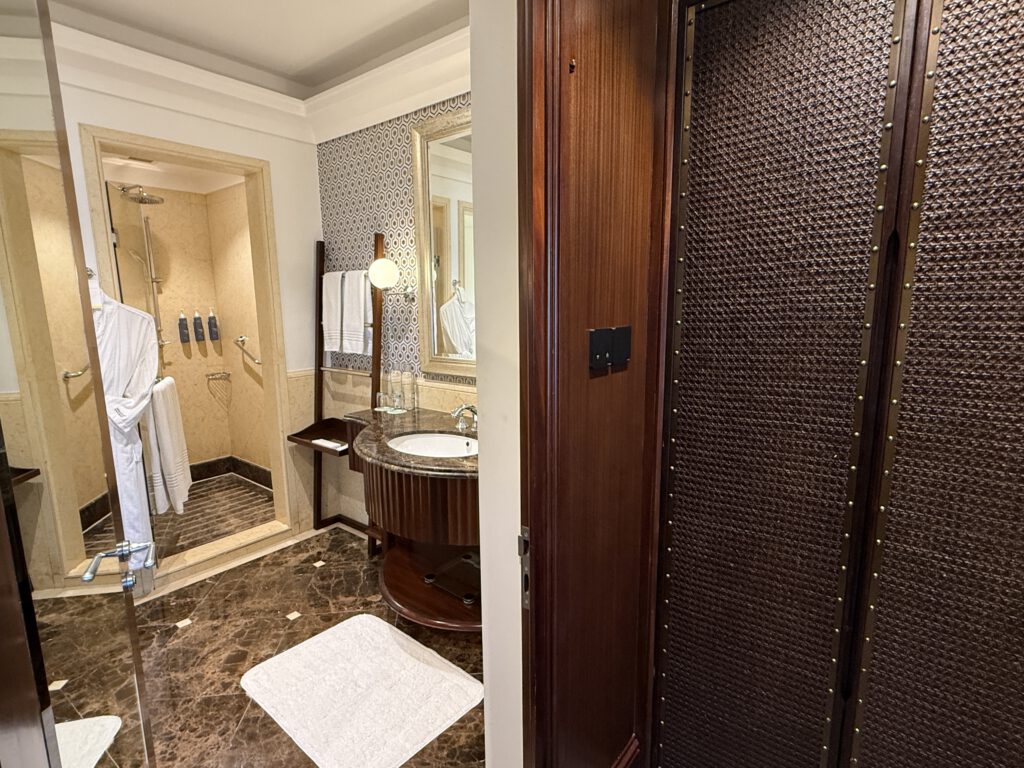 Klassisch luxuriöses Badezimmer im Westin Dubai Mina Seyahi