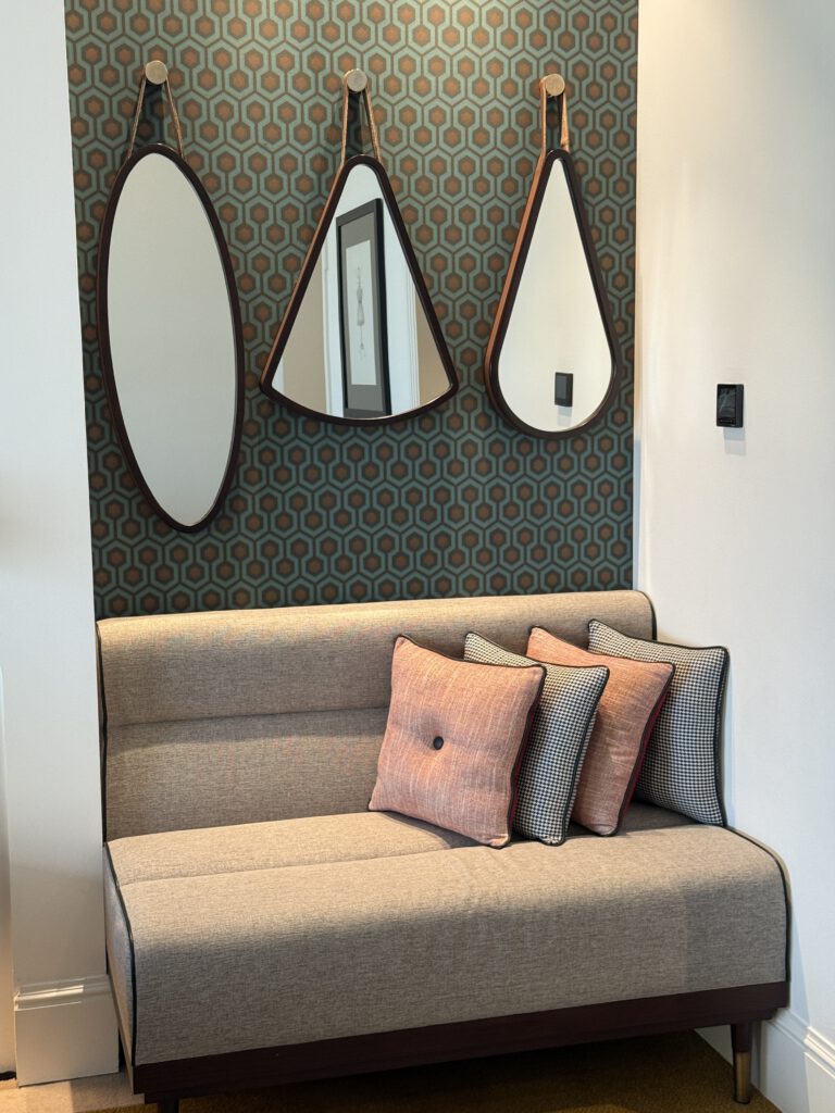 Sofa im Zimmer des Westin Dubai Mina Seyahi