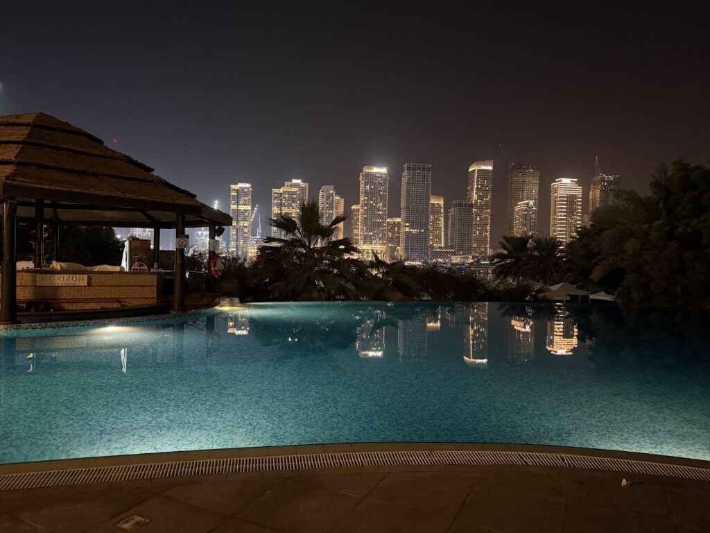 Pool mit Skyline Blick bei Nacht im Westin Dubai