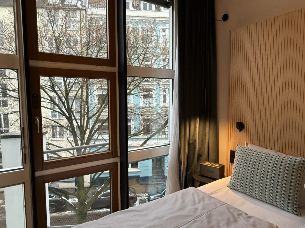Bett mit Ausblick im Clipper Boardinghouse Michel