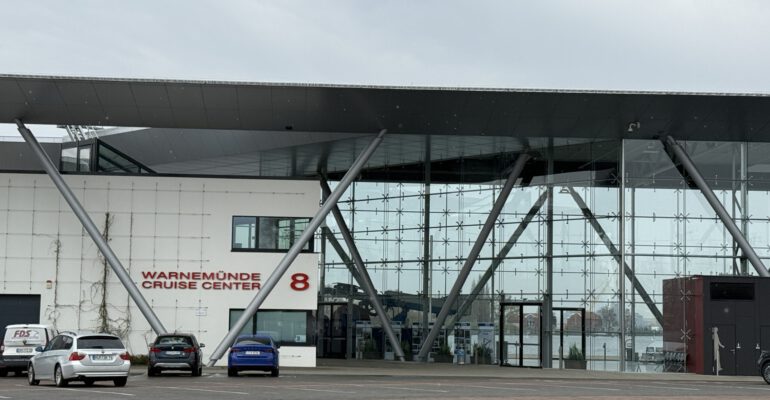 Wo legt die AIDA in Warnemünde ab?