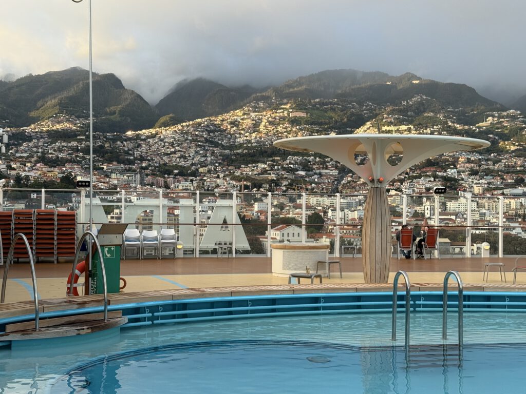 Outdoor Pool auf der AIDAcosma