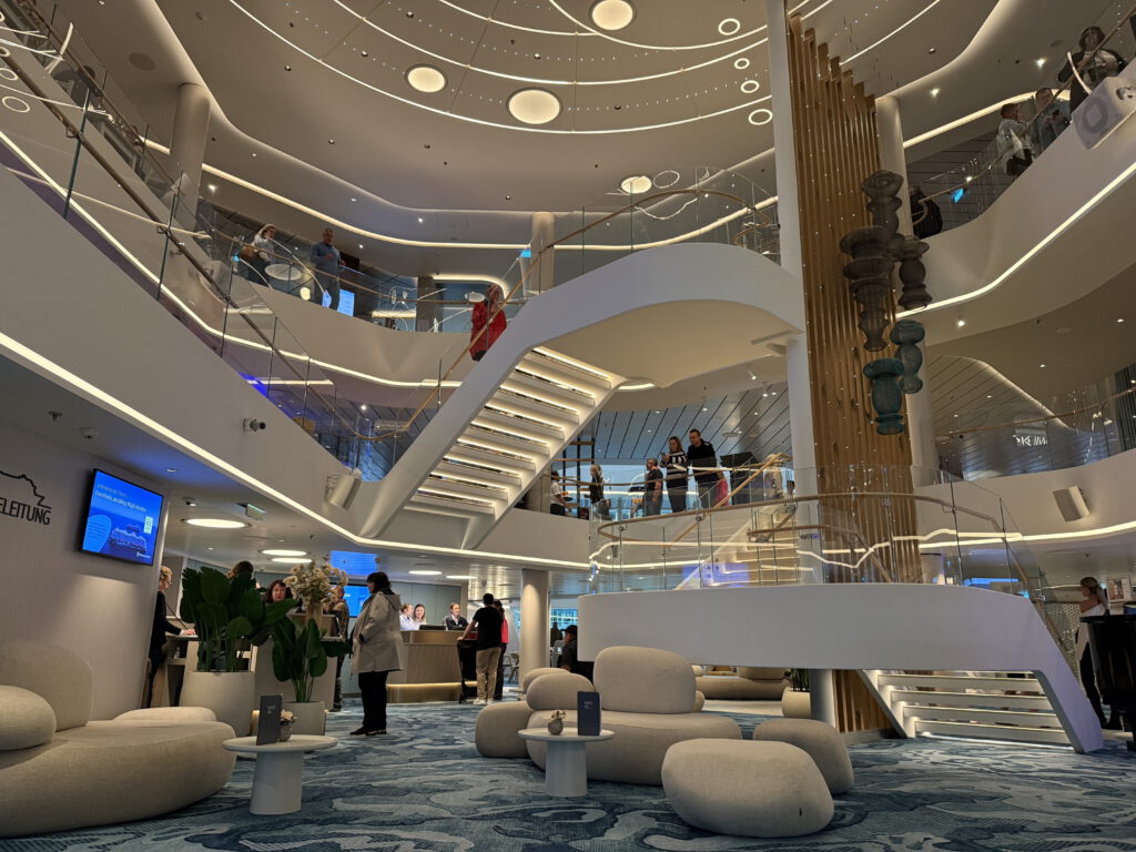 Foyer Mein Schiff Flow