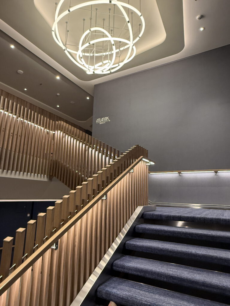 Treppe auf der TUI Mein Schiff Flow
